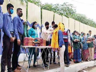 Aniruddha Jatkar felicitates BBMP marshals and pourakarmikas