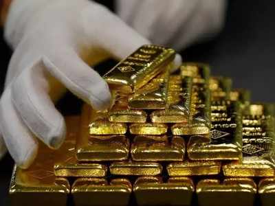 Gold edges up as virus surge overshadows vaccine optimism