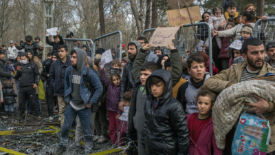 Greek migrant traffickers arrested in Italy-bound speedboat