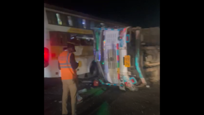 15 injured as truck rams into bus on Mumbai-Pune expressway