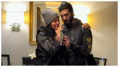 Sushmita Sen wishes her 'babush' Rohman Shawl on his birthday; shares a loved-up mirror selfie - See photo